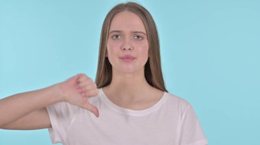 Başparmaklar Aşağı, Genç Kadın, Mavi Arkaplan