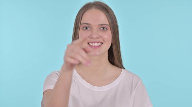 Güzel Genç Kadın İşaret Parmağı, Mavi Arkaplan