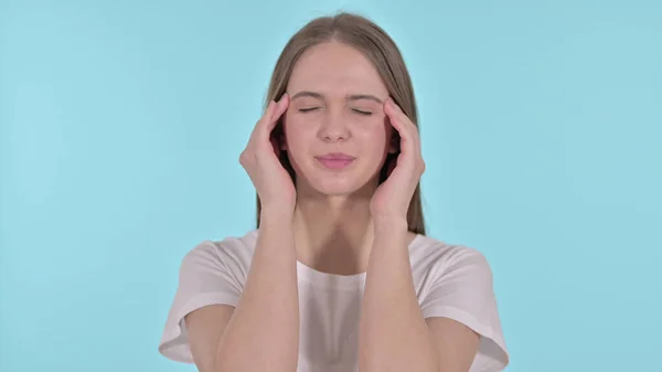 Cansado hermosa joven mujer teniendo dolor de cabeza, fondo azul — Foto de Stock