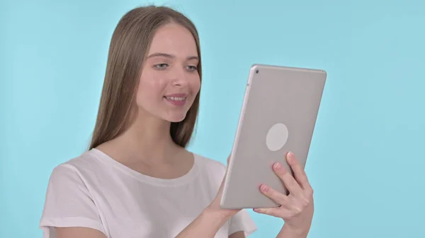 Mujer joven usando Tablet, fondo azul —  Fotos de Stock