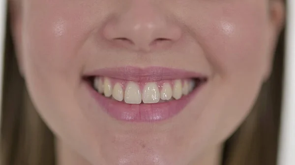Ajkak és fogak mosolygó gyönyörű fiatal nő — Stock Fotó