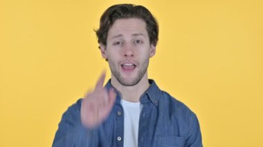 Genç Adam Parmak Gösterip Sarı Arkaplanda Davet Ediyor