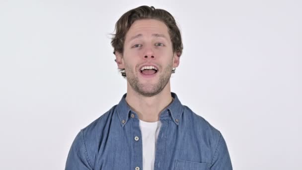 Aantrekkelijke jonge man zwaaien en verwelkomen op witte achtergrond — Stockvideo