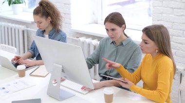 Modern Ofiste Çalışan Hırslı Genç Kadın Tasarımcılar