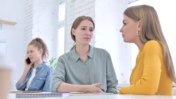 Fröhliche junge Frauen im Amt — Stockfoto