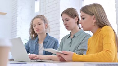 Laptop ve Tablet üzerinde çalışan Kadın Ekibi