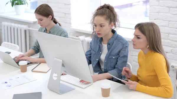 Annoyed Young Startup Team met behulp van Desktop en ruziën — Stockfoto