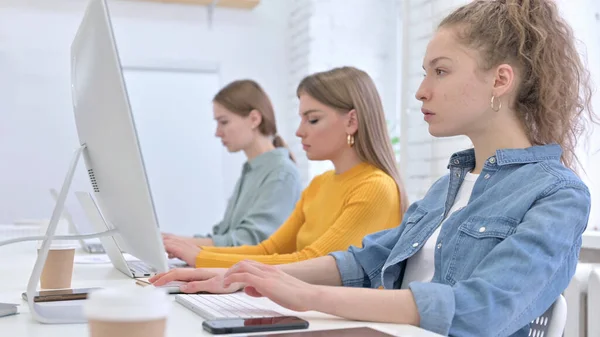 Frau mit lockigem Haar arbeitet am Computer — Stockfoto