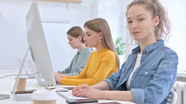 Vrouw met krullende haren zeggen ja door hoofd schudden — Stockfoto