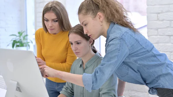 Frauenteam diskutiert und arbeitet am Desktop — Stockfoto