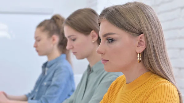 Nahaufnahme einer jungen Frau, die im Büro arbeitet — Stockfoto