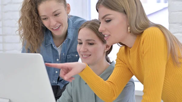 Équipe créative féminine travaillant sur le bureau — Photo