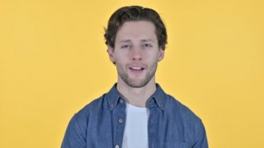 Pozitif Genç Adam Sarı Arkaplanda Alkışlıyor ve Tezahürat Yapıyor