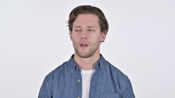 Портрет усталого молодого человека, зевающего на белом фоне — стоковое видео