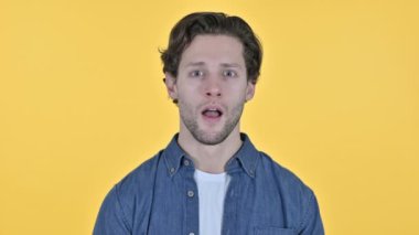 Evet, Sarı Arkaplanda Sallanan Genç Adam Kabul Edildi