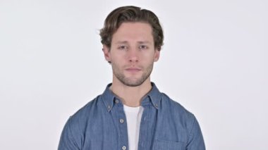 Genç Adam Beyaz Arkaplanda Kameraya Gülümsüyor