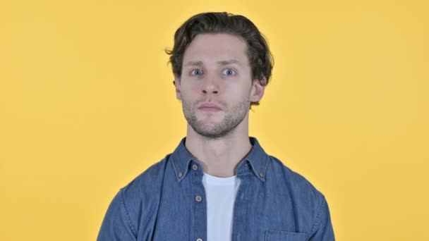 若い男によるジェスチャーなし,黄色の背景に指のサイン — ストック動画