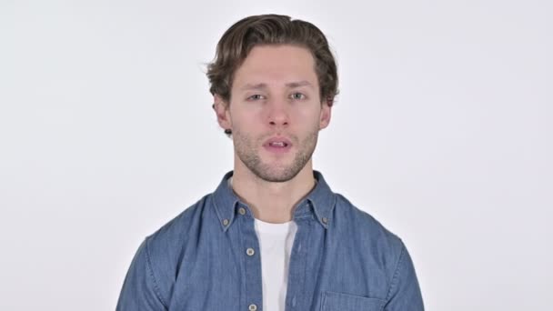 Beyaz Arkaplanda Onay Gösteren Genç Adam 'dan Ok İmza — Stok video