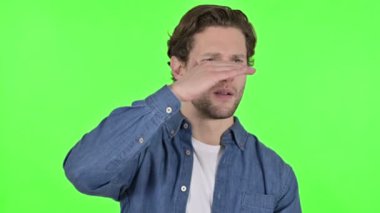 Yeşil Krom Anahtarı Ararken Etrafa Bakınan Meraklı Genç Adam