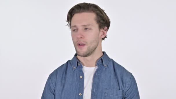 Портрет больного молодого человека, кашляющего на белом фоне — стоковое видео