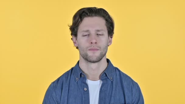 Потрясенный молодой человек чувствует шок на жёлтом фоне — стоковое видео
