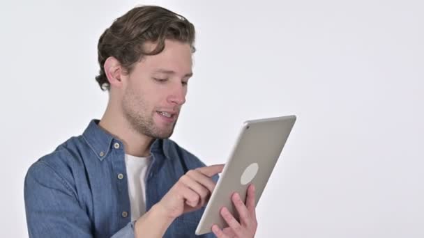 Jovem feliz usando tablet digital no fundo branco — Vídeo de Stock