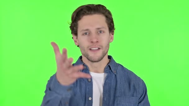 Разгневанный молодой человек спорит о ключе зеленой хромы — стоковое видео