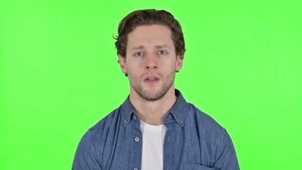 Разочарованный молодой человек, потерявший знак неудачи на зеленой хроме — стоковое видео