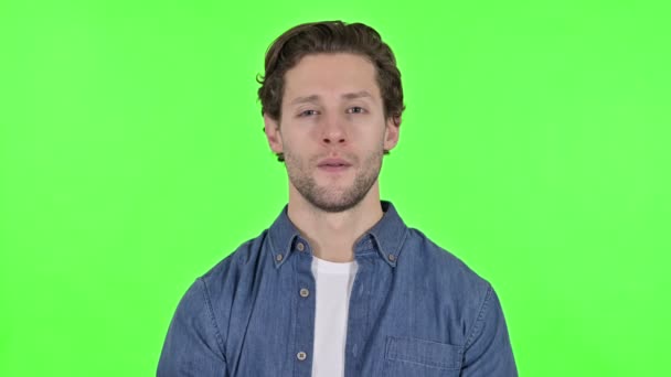 Yeşil Kroma Anahtarı 'na Davet ve Fotoğraf Makinesini Gösteren Genç Adam — Stok video