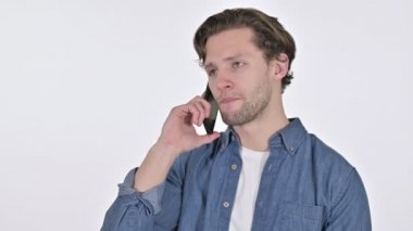 Kızgın Genç Adam Beyaz Arkaplanda Akıllı Telefonla Tartışıyor