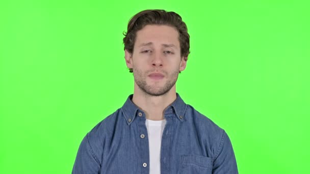 Droevige jongeman kijkend naar de camera op Green Chroma Key — Stockvideo