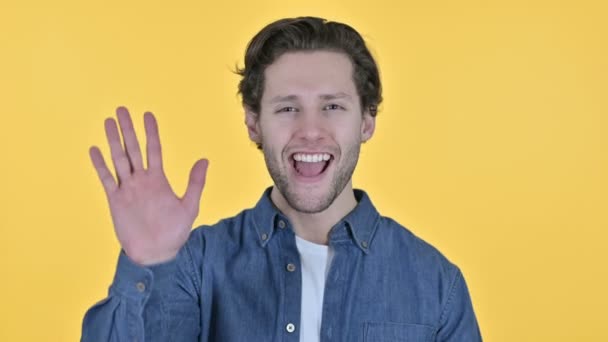 Conversa de vídeo online por Young Man on Yellow Background — Vídeo de Stock