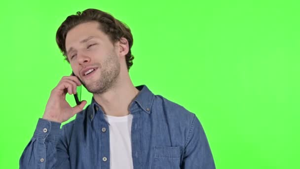 Portret van de jonge man praten op Smartphone op Green Chroma Key — Stockvideo