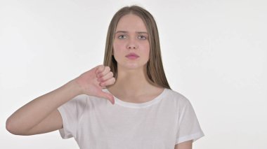 Başparmak aşağı güzel genç kadın, beyaz arka plan tarafından