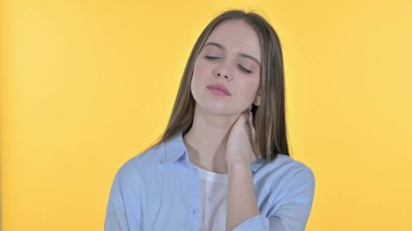 Stresli Genç Kadın Boyun Ağrısı, Sarı Arkaplan