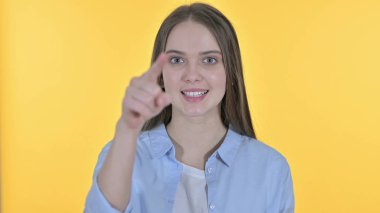 Gündelik Genç Kadın Kamerayı Gösteriyor, Sarı Arkaplan