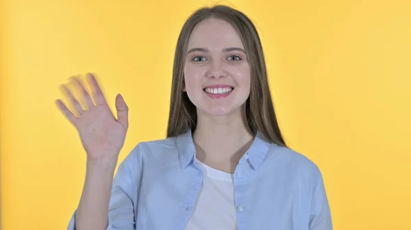 Portret van vrolijke casual jonge vrouw zwaaien naar de camera — Stockfoto