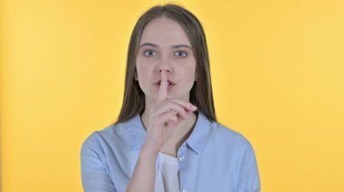Sıradan Genç Kadın Parmaklarını Dudaklara Koyuyor, Sarı Arkaplan