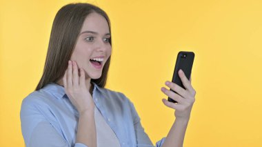 Smartphone, Sarı Arka plan 'da Gündelik Genç Kadın Kutlaması