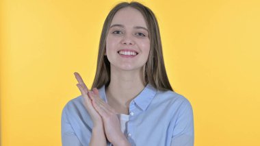 Neşeli Gündelik Genç Kadın Alkışlıyor, Sarı Arkaplan