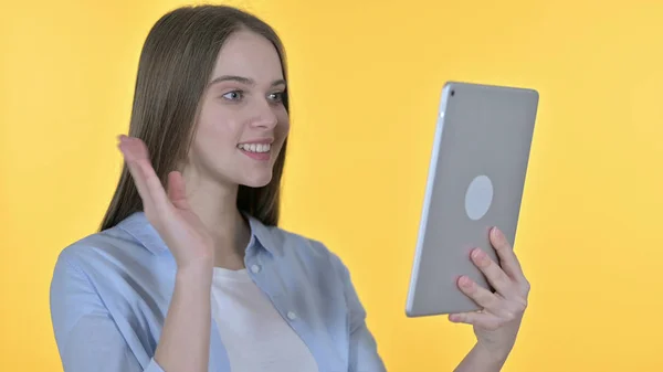 Video Chat en Tablet de Mujer Joven, Fondo Amarillo —  Fotos de Stock