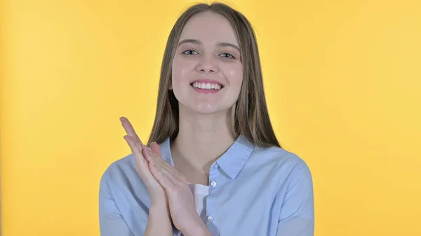 Joven alegre Casual aplaudiendo, fondo amarillo — Foto de Stock