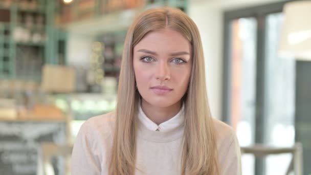 Retrato de mujer joven enojada gritando, gritando — Vídeos de Stock