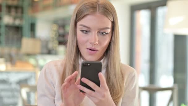 Retrato de mujer joven celebrando en Smartphone — Vídeos de Stock