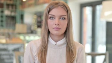 Neşeli Genç Kadın tarafından imzalanmış Tamam Portresi 