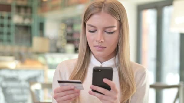 Portrait de paiement en ligne sur Smartphone par Young Woman, — Video