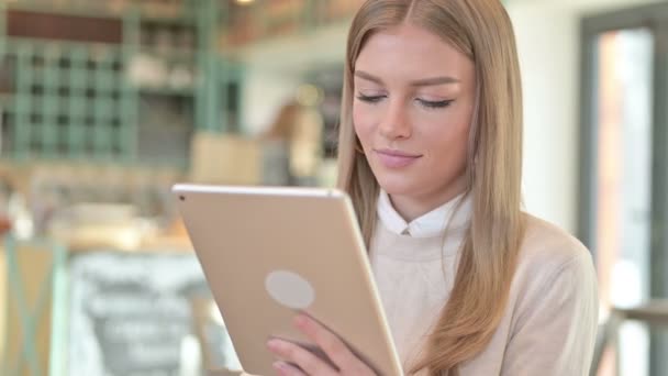 Retrato de mujer joven usando tableta digital — Vídeos de Stock