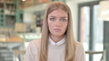 Kızgın Genç Kadın Portresi Kavga ediyor, Tartışıyor 