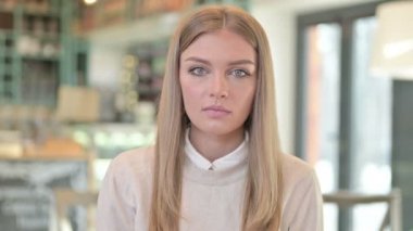 Kayıp ve Başarısızlık Yaşayan Üzgün Genç Kadın Portresi 