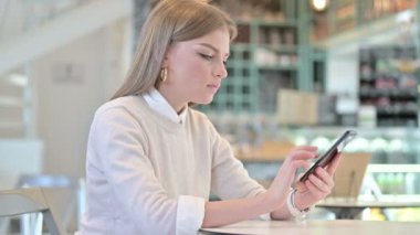 Genç Kadın Kafe 'de Akıllı Telefon' da Başarı Kutlaması 